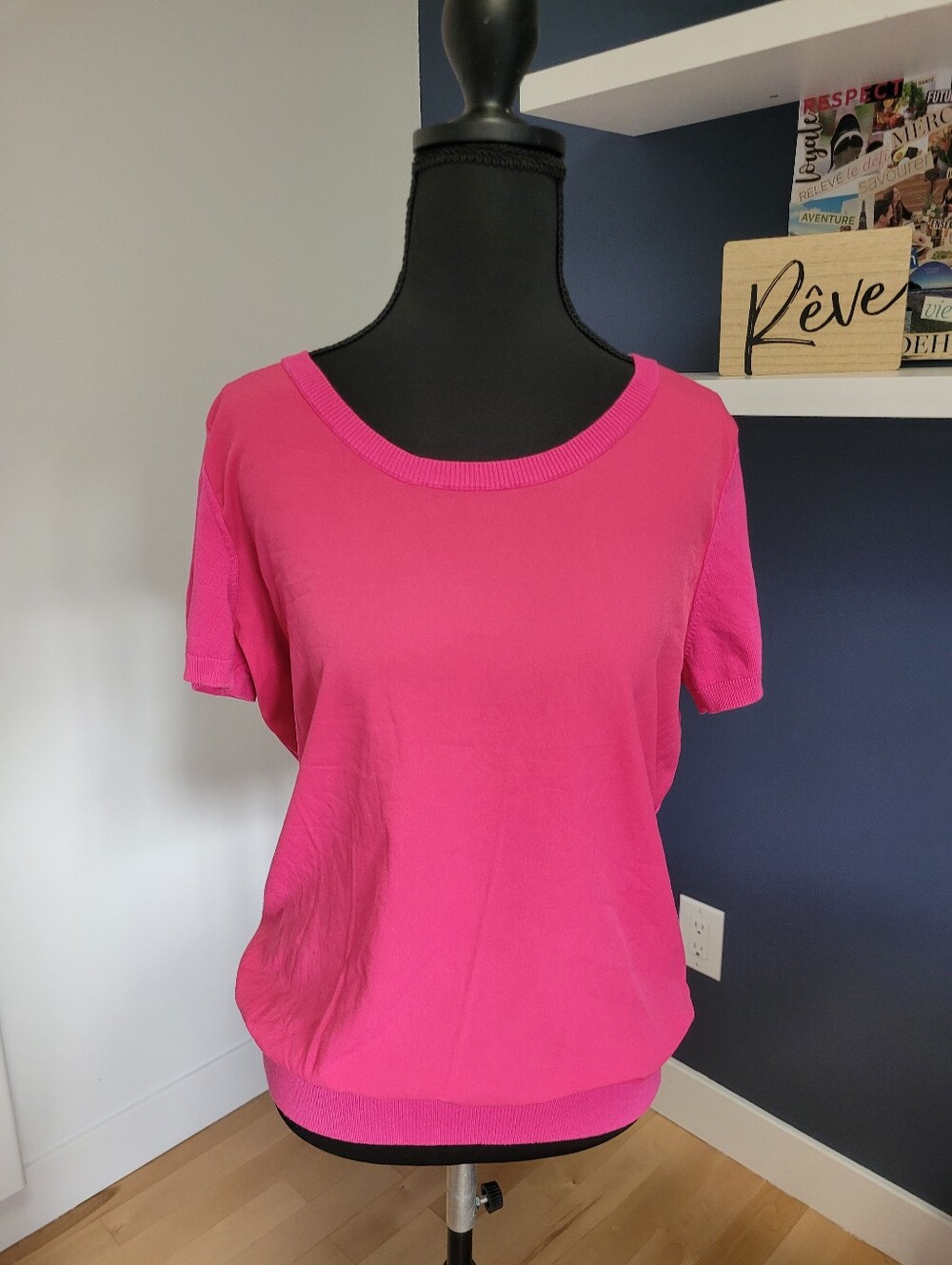 ⭐️ 6/$20 - 025 Le Château Short Sleeve Crewneck Top in Hot Pink
